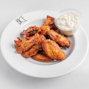 Ailes de poulet BBQ servies avec une sauce douce Signature, spécialité d'Italian Bice cuisine.