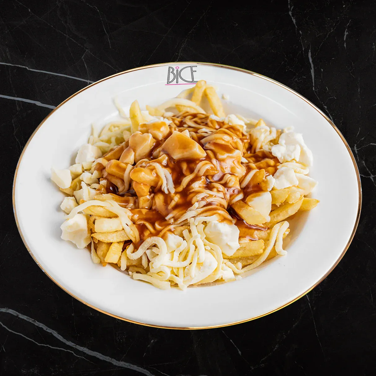 Poutine avec frites croustillantes, fromage en grains, mozzarella et sauce brune savoureuse