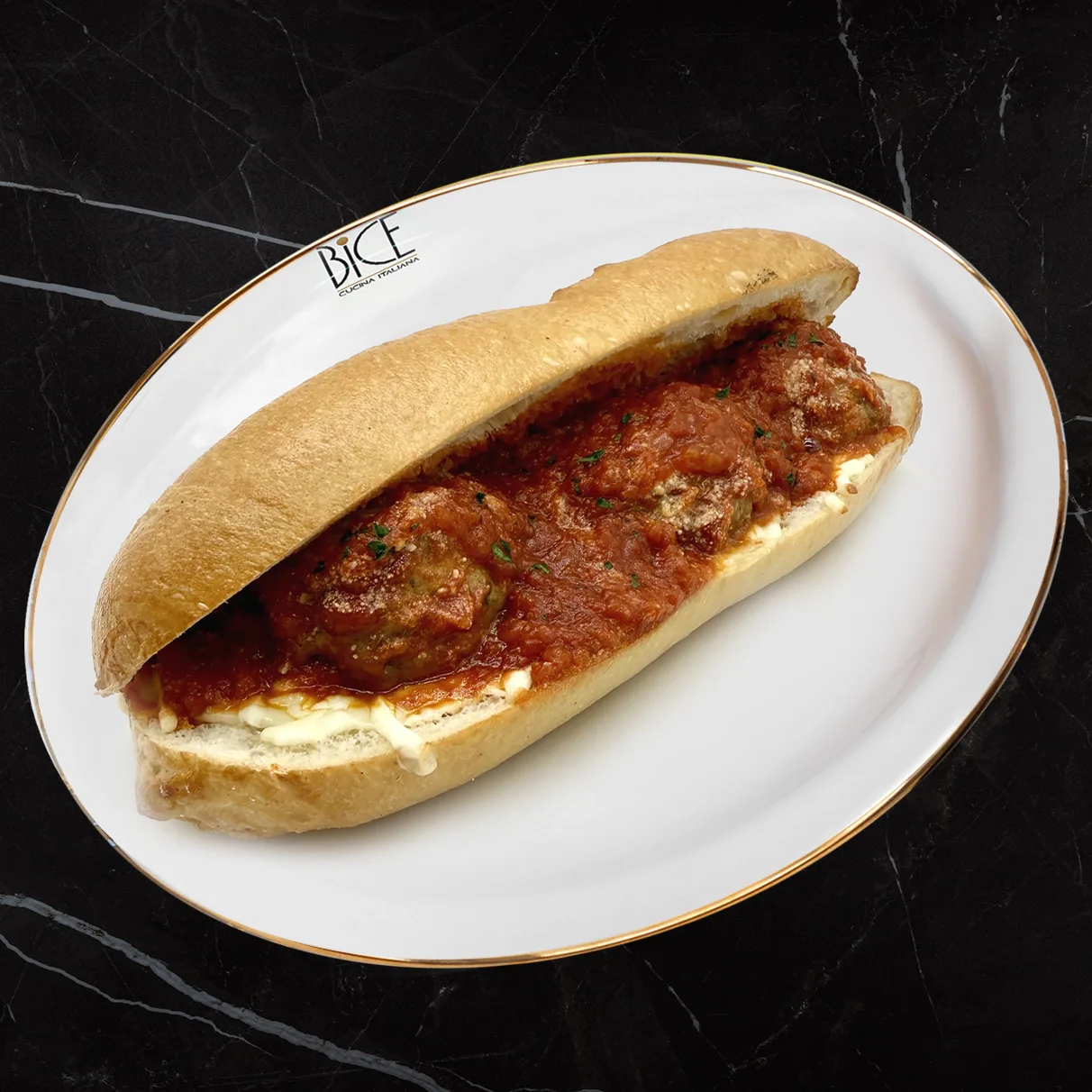Baguette grillée aux boulettes de viande italiennes, sauce tomate, mozzarella fondue et provolone