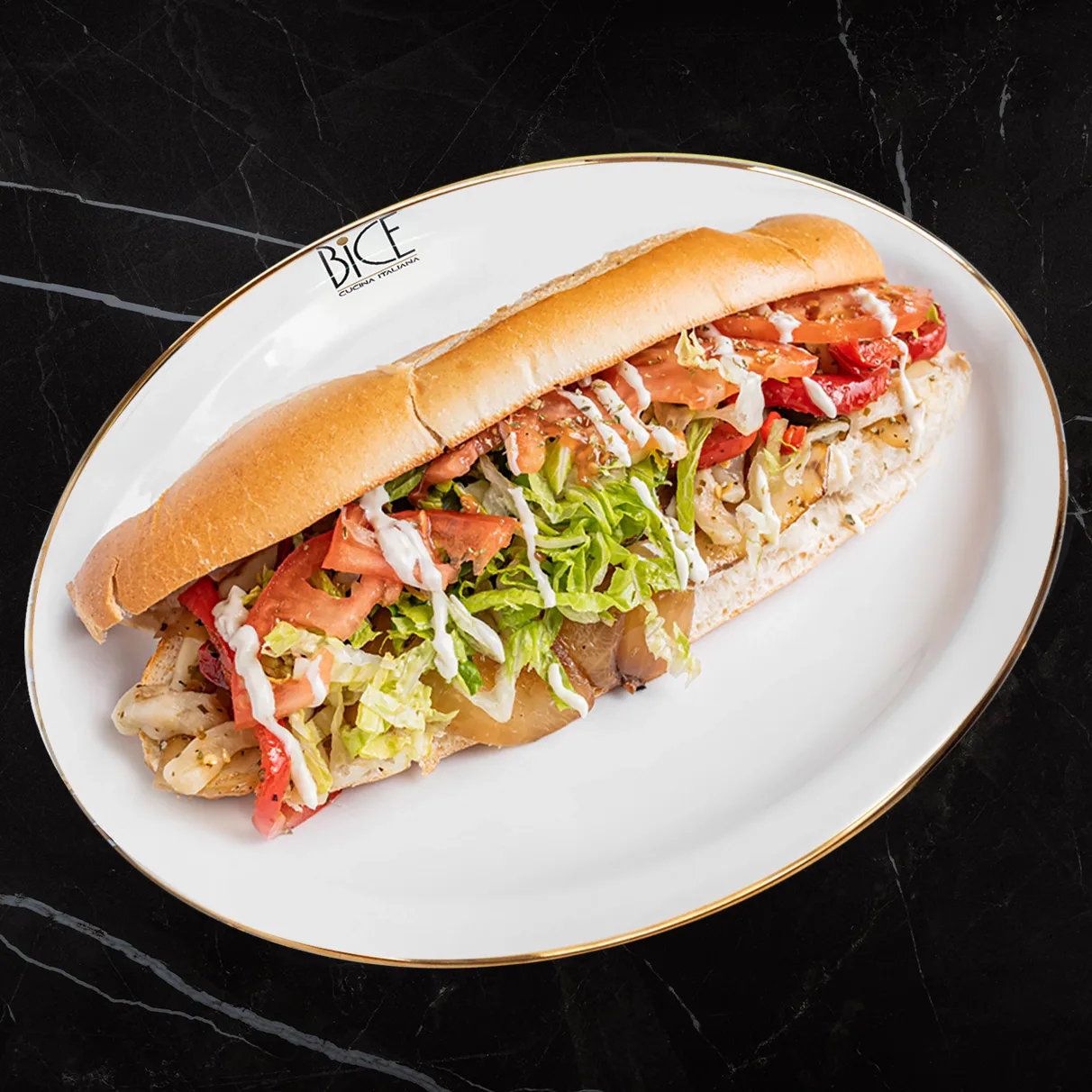 Sandwich végétarien 10 pouces sur baguette avec mozzarella, aubergines marinées, poivrons rôtis et sauce maison