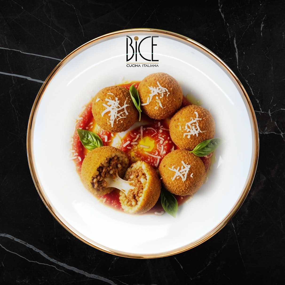Arancini di riso au ragù, boules de riz croustillantes servies sur sauce tomate au basilic