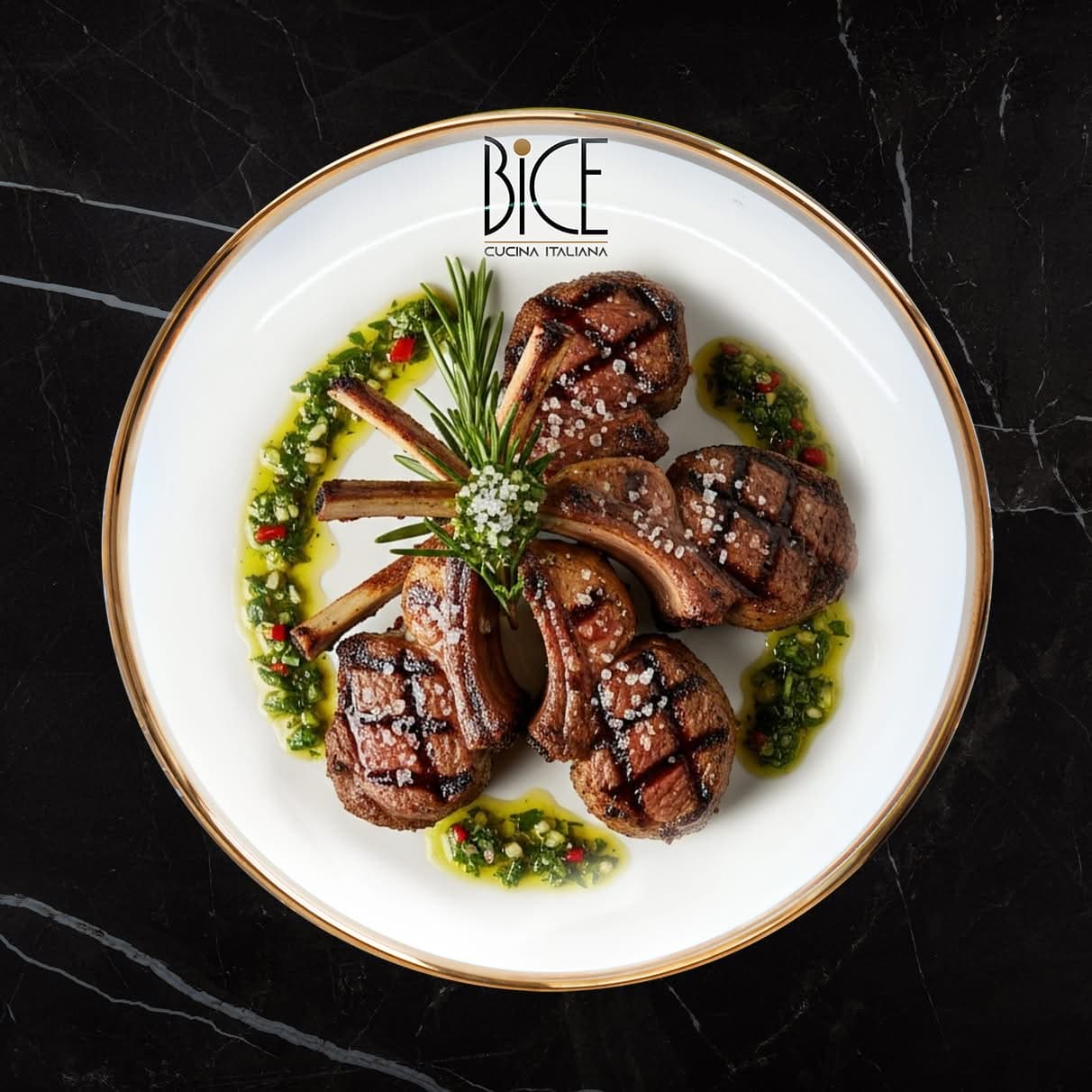 Côtelettes d’agneau grillées au charbon, nappées de chimichurri argentin aux herbes