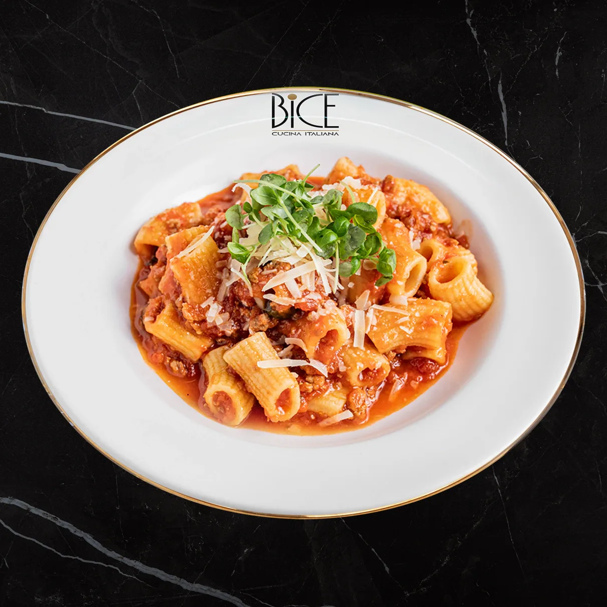 Pâtes au Ragu Rosé à la Bice, ragoût de viande crémeux garni de prosciutto croustillant