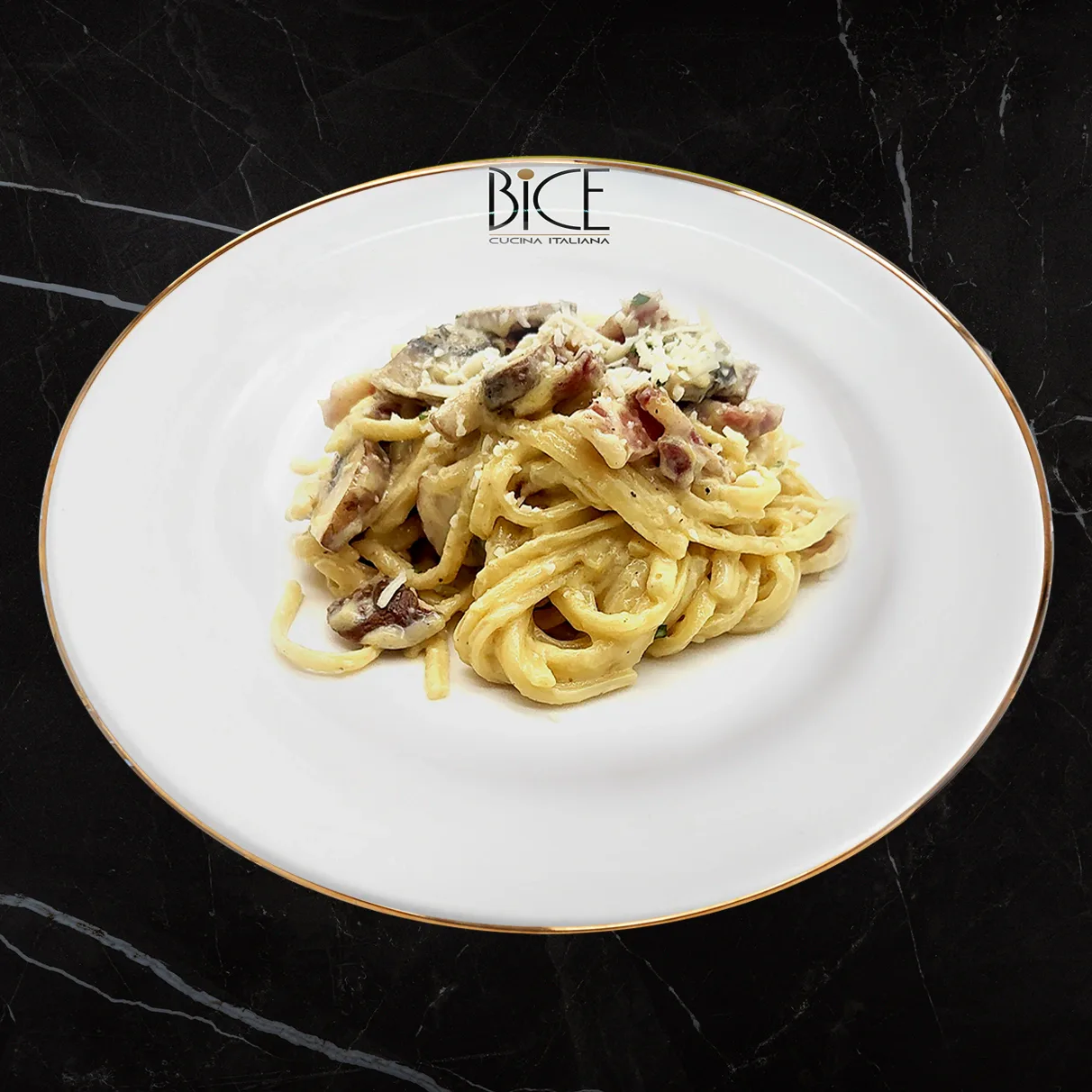 Rigatoni carbonara crémeux avec pancetta croustillante, champignons, parmesan et jaune d’œuf, cuisine italienne