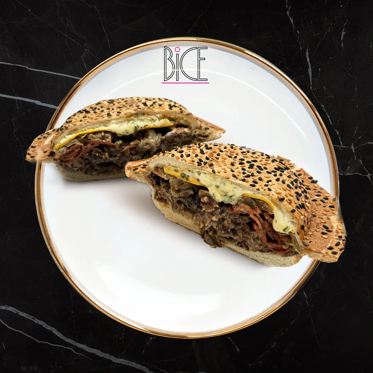 Mini paninos steak pepperoni au cheddar, sauce Bombe et oignons caramélisés, inspirés de la cuisine italienne