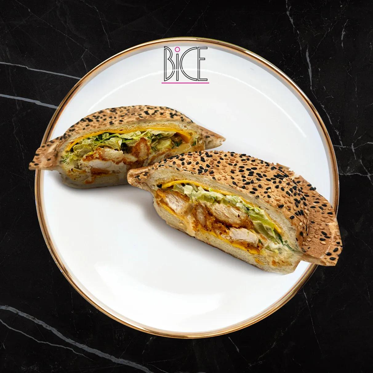 Sandwich Poulet Frit de Bice avec cheddar, sauce Gold, cornichons et laitue dans un pain panino au sésame