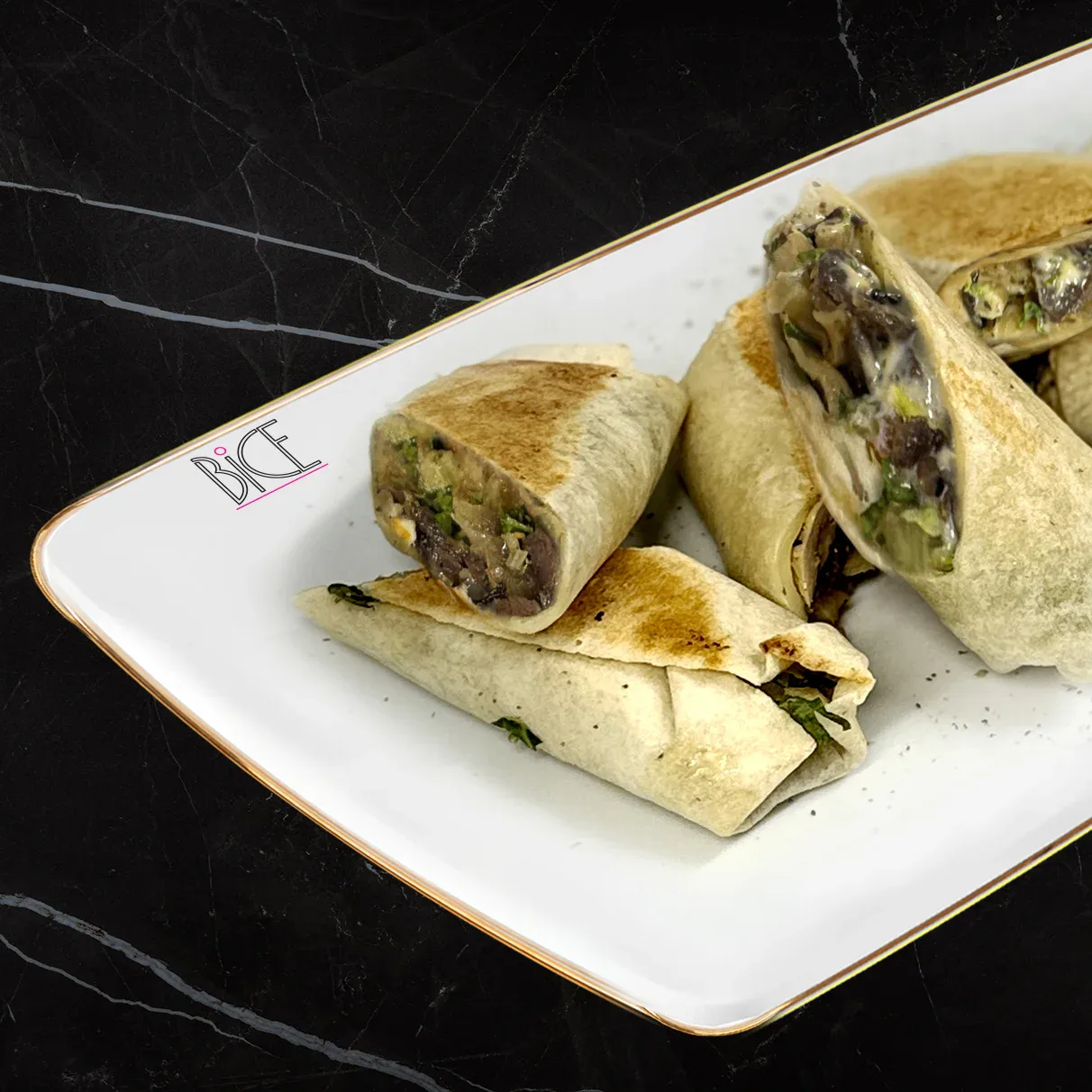 Mini wraps au steak pressés avec fromages fondants, légumes rôtis, laitue et tomate