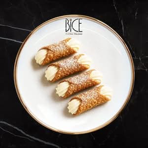 Mini cannolis à la ricotta sucrée et pépites de chocolat, dessert de cuisine italienne en coque croustillante