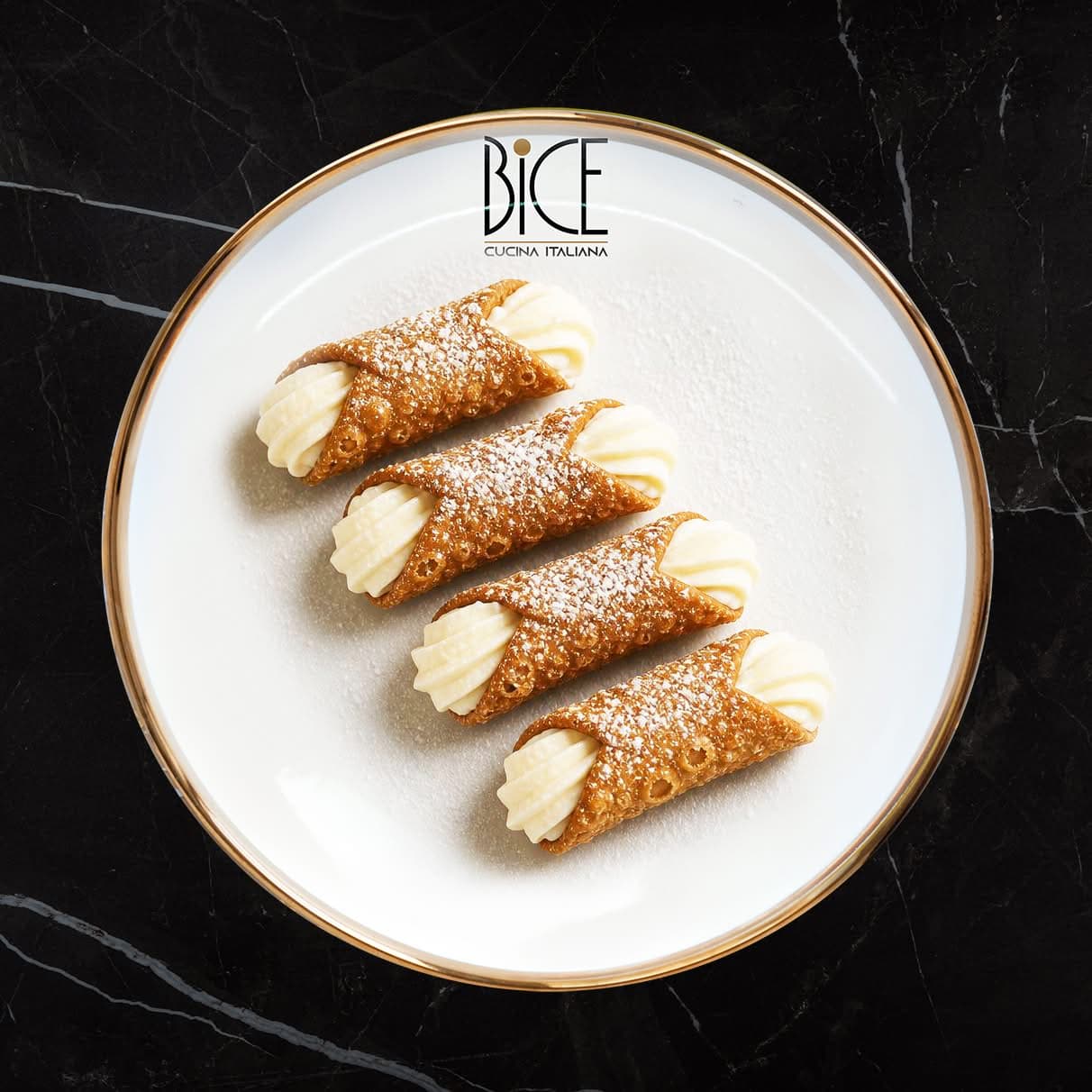 Mini cannolis à la ricotta sucrée et pépites de chocolat, dessert de cuisine italienne en coque croustillante