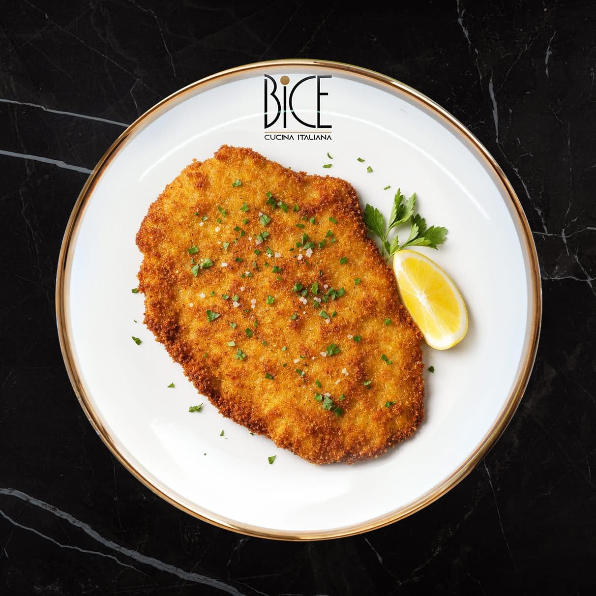 Poulet Milanaise pané et doré, servi avec un quartier de citron, classique de la cuisine italienne