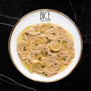 Escalope de veau au citron poêlée, nappée d’une sauce légère, classique de cuisine italienne