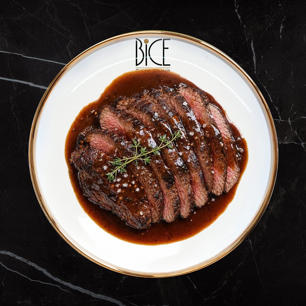 Bavette de bœuf juteuse nappée de sauce demi-glace, spécialité raffinée d’Italian cuisine