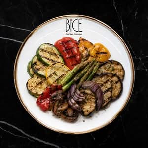 Légumes de saison grillés, assaisonnés d’huile d’olive et de sel de mer, inspirés de la cuisine italienne