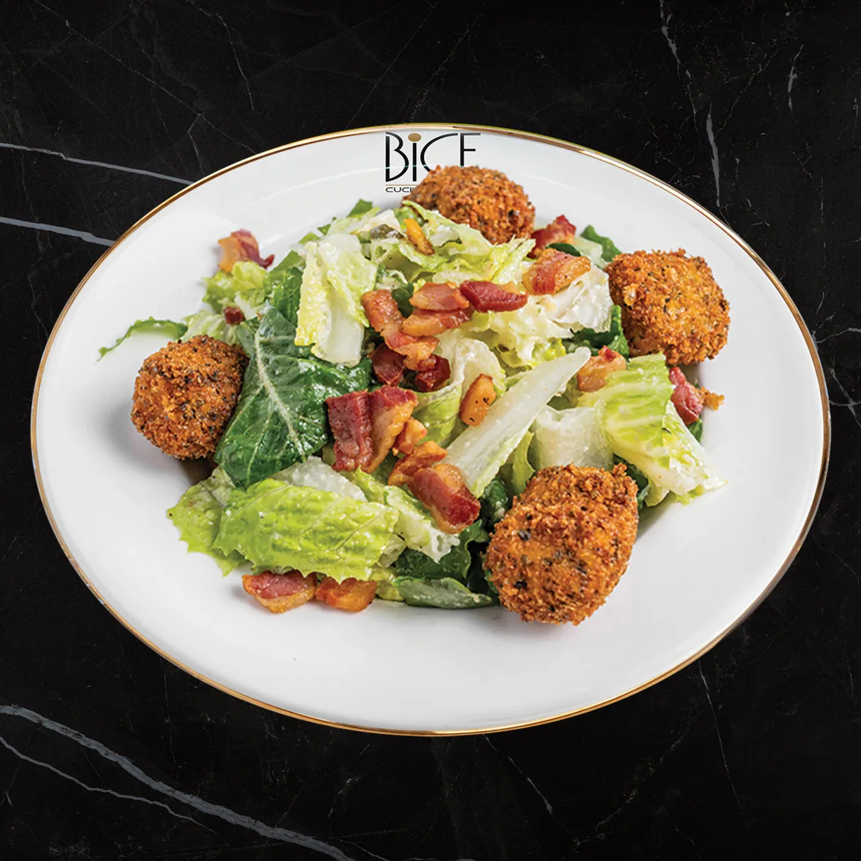 Salade César avec pancetta dorée, croûtons croustillants, parmesan râpé et cœurs de romaine