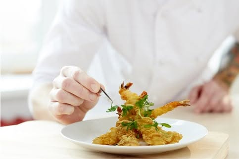 Chef BICE dressant une assiette de crevettes croustillantes