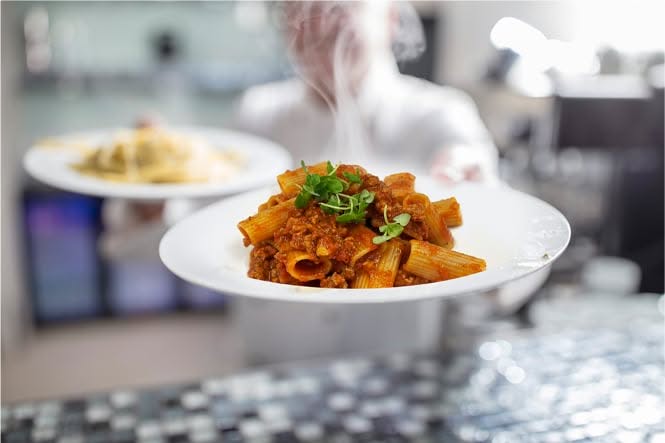 Plat de rigatoni fumant servi chez BICE