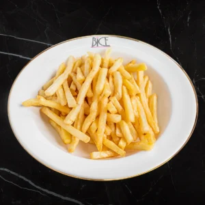 Frites épaisses et dorées, croustillantes à l’extérieur et moelleuses à l’intérieur, légèrement salées