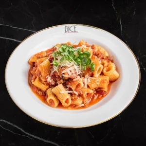 Pomodoro al Ragù, pâtes al dente au ragoût de viande et sauce tomate, spécialité de cuisine italienne