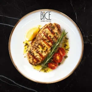 Poitrine de poulet grillée méditerranéenne aux herbes, huile d’olive et citron frais