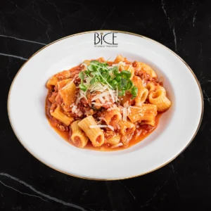 Pâtes au Ragu Rosé à la Bice, ragoût de viande crémeux garni de prosciutto croustillant