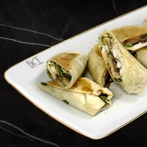 Mini wraps au poulet chauds et pressés, fromage fondant et légumes rôtis, inspiration cuisine italienne
