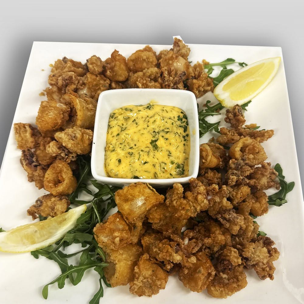 Rondelles de calamars frits dorées, légèrement panées, servies avec mayo épicée maison