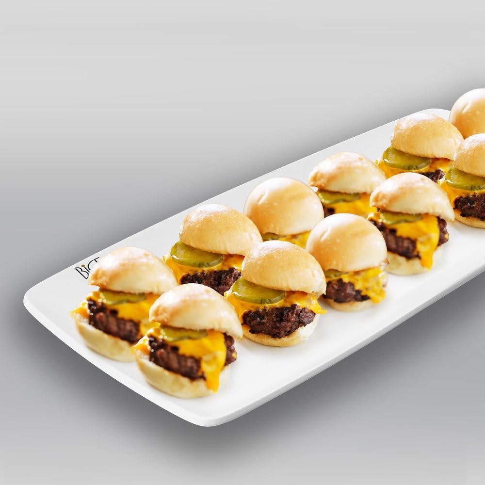 Mini burgers Bice au bœuf fumé, fromage fondant, oignons caramélisés et cornichons sur pain moelleux