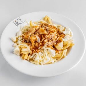 Poutine avec frites dorées, fromage en grains, mozzarella fraîche et sauce brune
