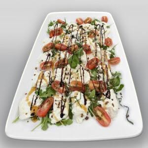 Caprese de fior di latte avec tomates cerises, basilic, huile d’olive et glaçage balsamique