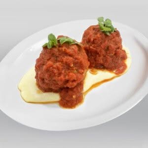 Boulettes de viande à l’italienne dans une sauce tomate mijotée, garnies de parmesan et de basilic frais