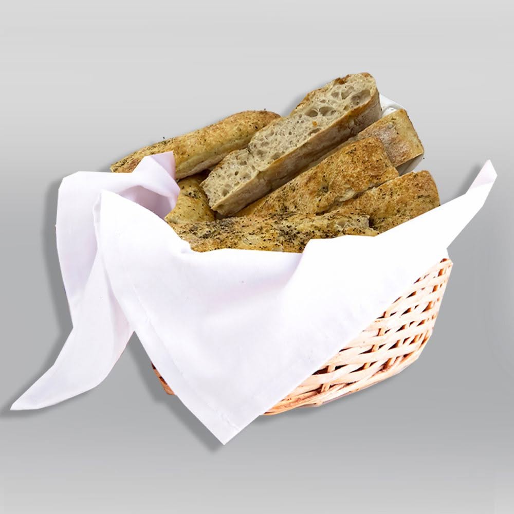 Focaccia rustique dorée, nappée d’huile d’olive et saupoudrée de sel de mer, cuisine italienne