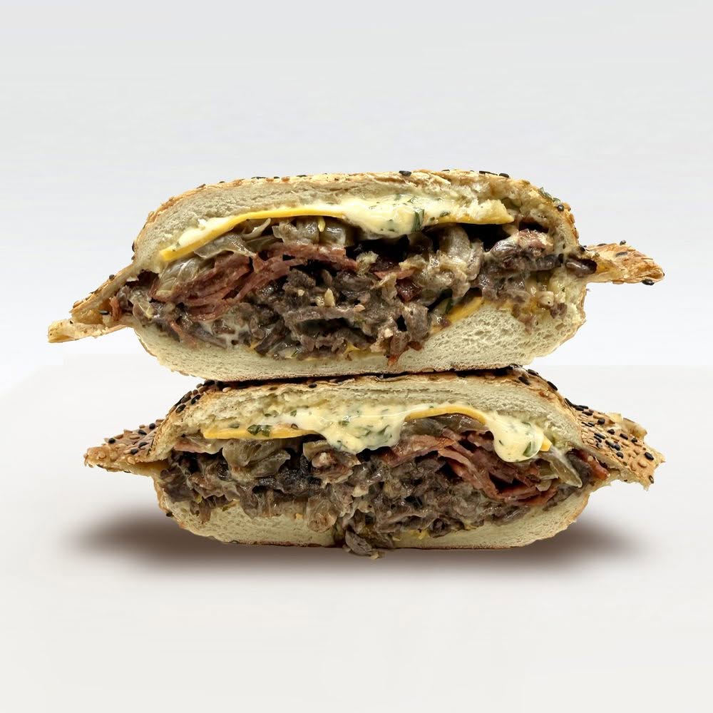 Sandwich Steak Pepperoni avec pain panino au sésame, cheddar, sauce Bombe, oignons caramélisés et pepperoni