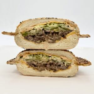 Burger MAK-B avec steak, cheddar, sauce B-Mak maison, cornichons, laitue et pain au sésame