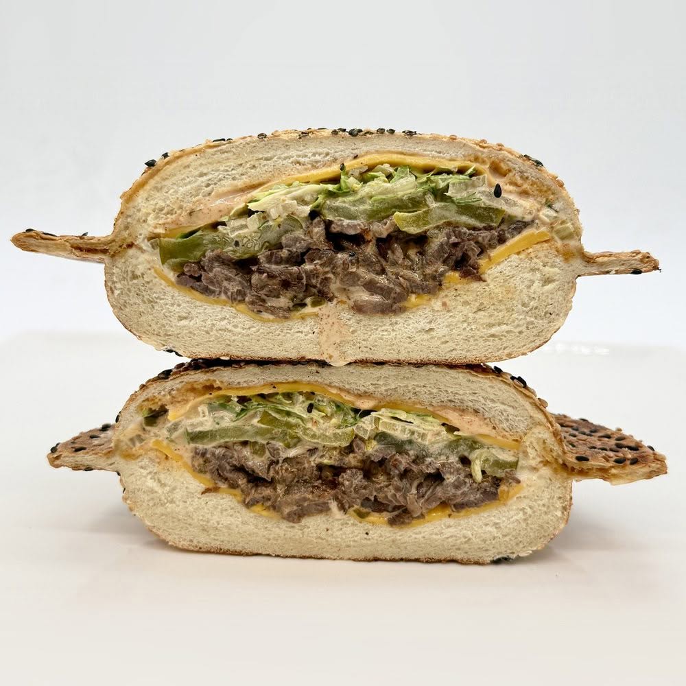 Burger MAK-B avec steak, cheddar, sauce B-Mak maison, cornichons, laitue et pain au sésame