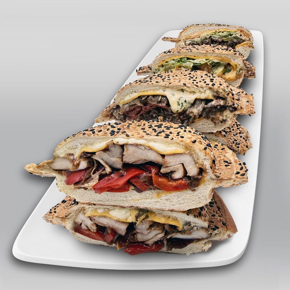 Assortiment de bombes mixtes avec steak, pepperoni, poulet grillé, saucisse italienne et poulet frit de Bice