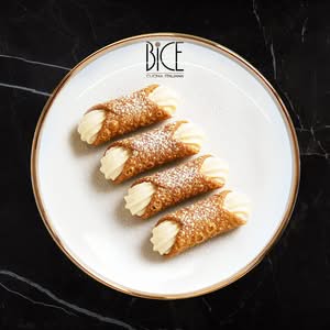 Mini cannolis à la ricotta sucrée et pépites de chocolat, dessert de cuisine italienne en coque croustillante