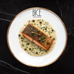 Saumon de l’Atlantique aux câpres, velouté crémeux au gorgonzola et herbes fraîches, style cuisine italienne Bice