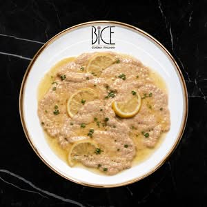 Escalope de veau au citron poêlée, nappée d’une sauce légère, classique de cuisine italienne
