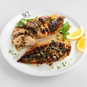 Assiette de hauts de cuisse de poulet grillés au style piri-piri, nappés d’une sauce douce et fumée