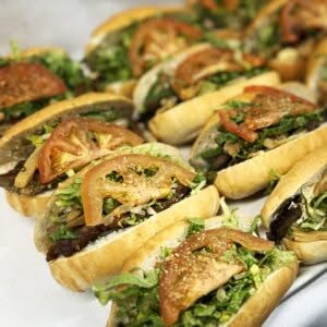 Mini sub au poulet garni de provolone, oignons caramélisés, aubergines marinées, laitue et tomate