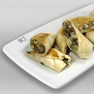 Mini wraps chauds au steak avec provolone, mozzarella, oignons caramélisés, poivrons rôtis et légumes frais