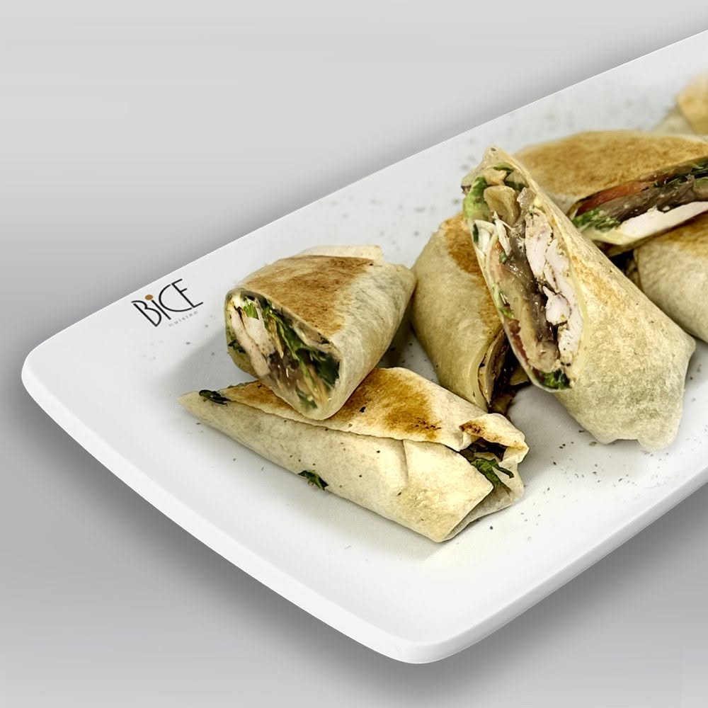 Mini wraps chauds au poulet avec provolone, mozzarella, légumes grillés et garnitures fraîches