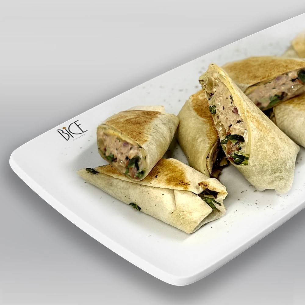 Mini wraps chauds au thon, garnis de fromage fondant, légumes rôtis et salade fraîche