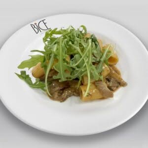 Sauce demi-glace aux pleurotes avec roquette fraîche et parmesan râpé, servie sur des pâtes.